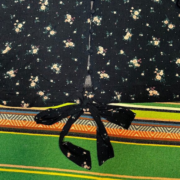 Active USA floral button down short sleeve crop top with bow in navy size large - Picture 10 of 11